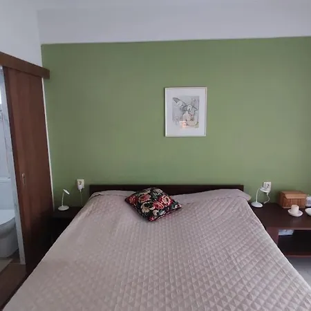 Front House With Garden, In Σπίτι διακοπών *
