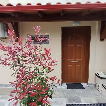 Σπίτι διακοπών Front House With Garden, In Πευκοχώρι