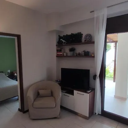Front House With Garden, In Σπίτι διακοπών *