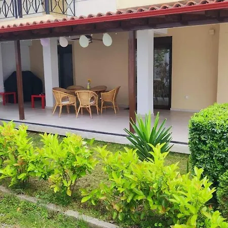 Front House With Garden, In Σπίτι διακοπών